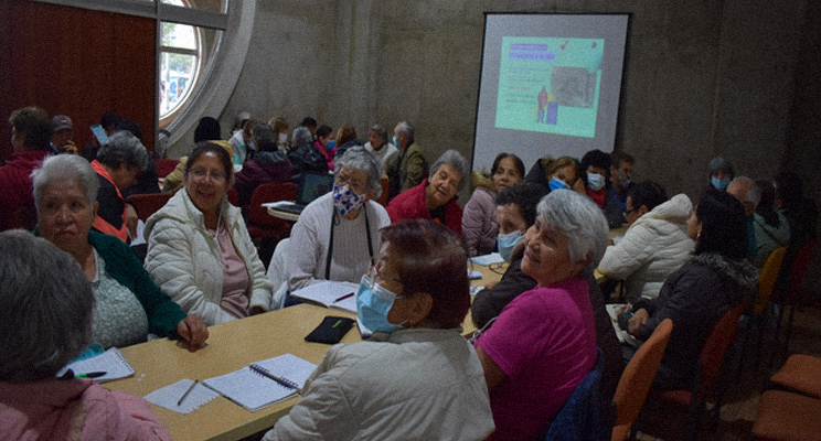 Grupo de mujeres adultas mayores en la biblioteca.