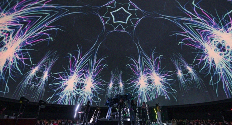 Foto dentro del planetario en el espectáculo de luces