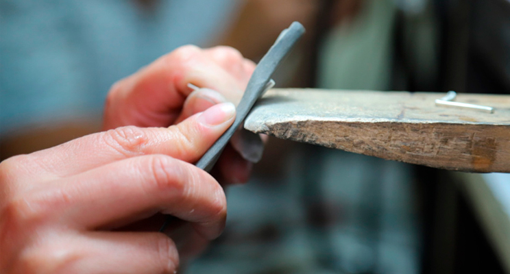 Foto de la mano de un artesano trabajando