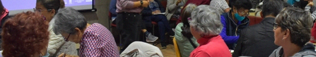 Mujeres adultas mayores en espacio de taller musical