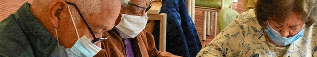 Adultos mayores en espacio de taller