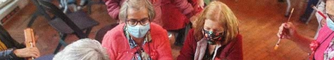 Adultas mayores trabajando en el espacio de taller en la biblioteca