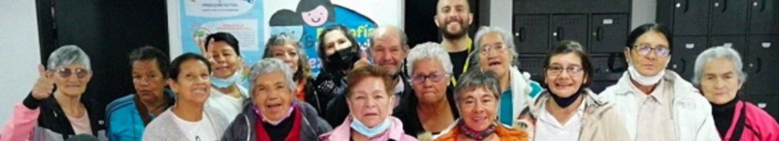 Grupo de adultas mayores en la biblioteca posando para la foto.