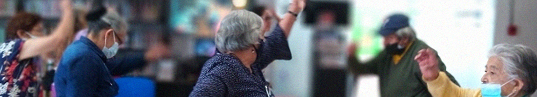 Adultos mayores en actividad física en el espacio de taller en la biblioteca