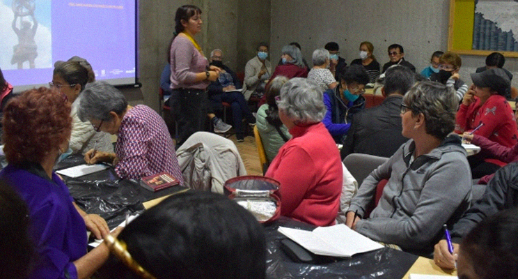 Mujeres adultas mayores en espacio de taller musical
