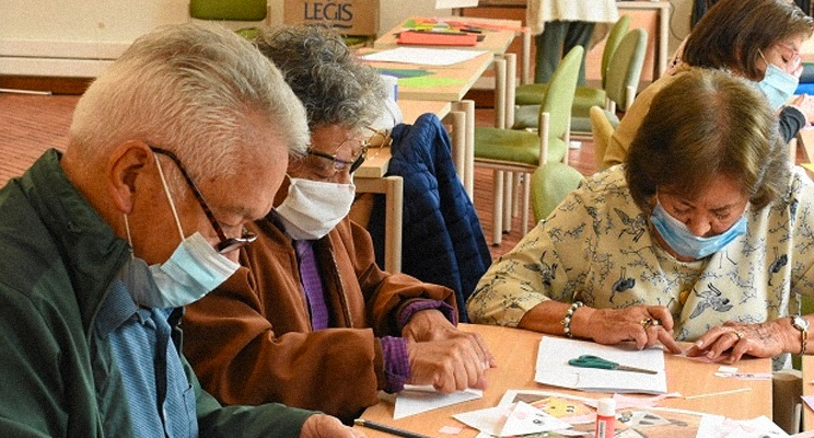 Adultos mayores en espacio de taller en la biblioteca