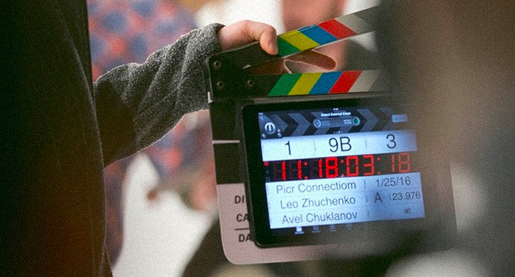 Foto de plano cerrado sobre una claqueta digital