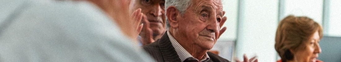 Adultos mayores participando de la actividad de taller