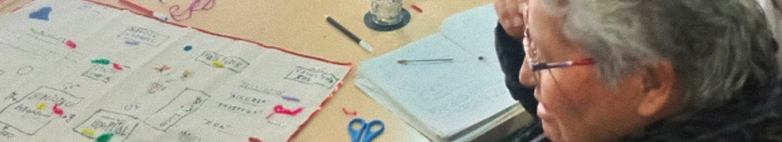 Señora de la tercera edad participando activa en el taller