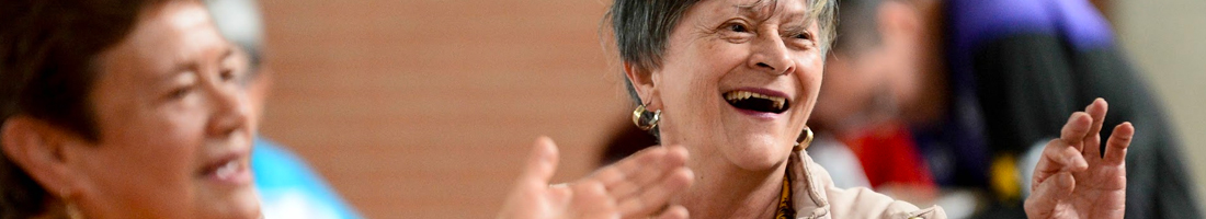 Dos señoras actuando y riéndose