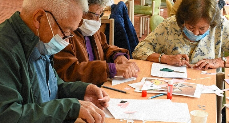 Adultos mayores en taller lúdico
