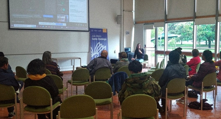 Adultos mayores en espacio de taller en la biblioteca