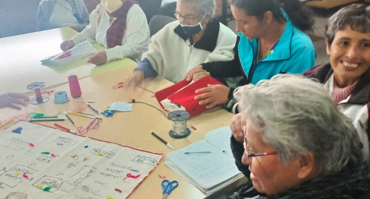 Señoras de la tercera edad participando activa en el taller