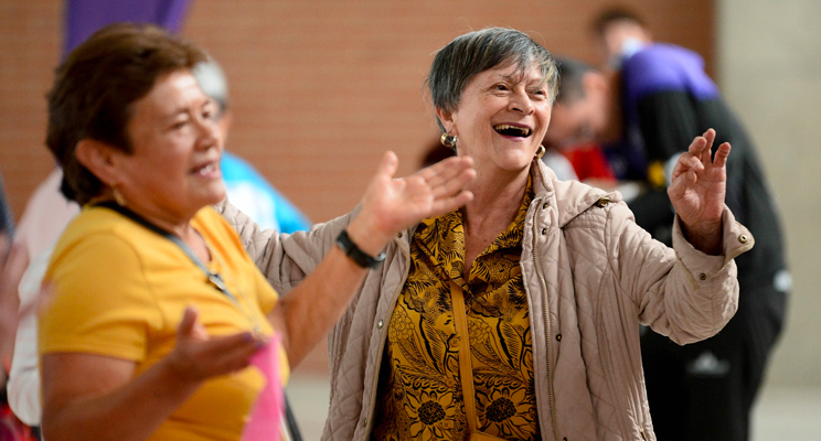 Dos señoras actuando y riéndose