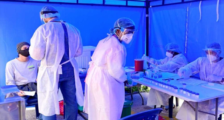 Foto de personal de salud trabajando sobre vacunas