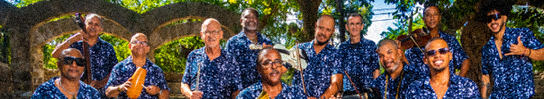 Foto en plano cerrado de la Orquesta Aragón de Cuba