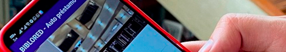 Foto de una mano accediendo desde un celular a BibloRed autoprestamo