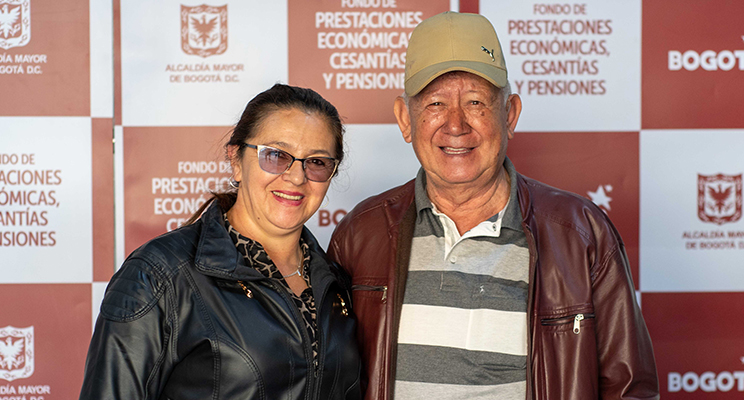 Dos adultos mayores (Mujer y Hombre) sonriendo