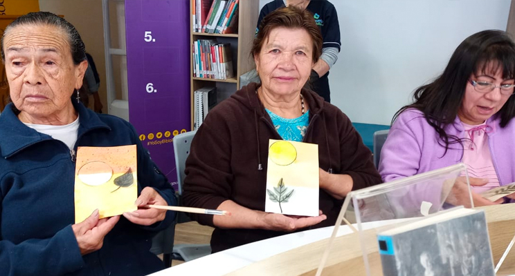 Adultas mayores trabajando en el espacio de taller.