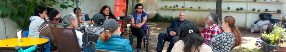 Grupo de adultos mayores charlando entre si.