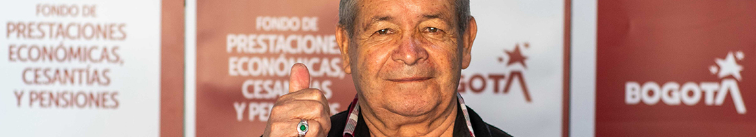 Pensionado del FONCEP sonriendo y levantando el pulgar derecho