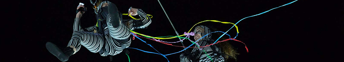 Cirqueros volando en la noche