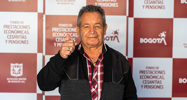 Pensionado del FONCEP sonriendo y levantando el pulgar derecho