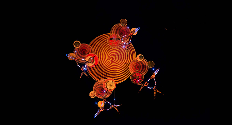 Cirqueros volando en la noche