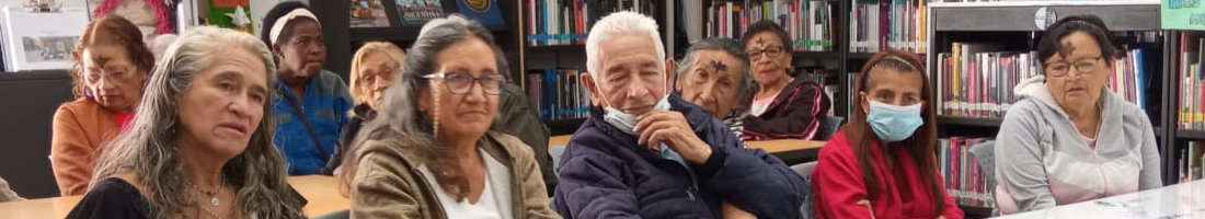 Adultos mayores en espacio de taller en la biblioteca