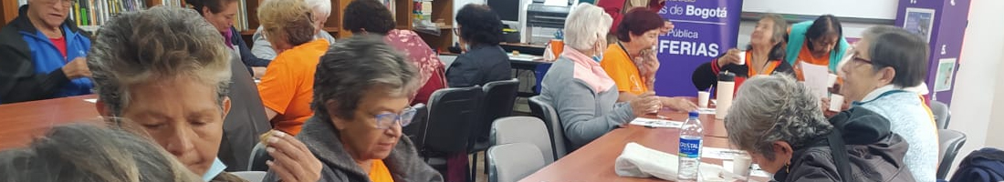 Adultos mayores en espacio de taller en la biblioteca