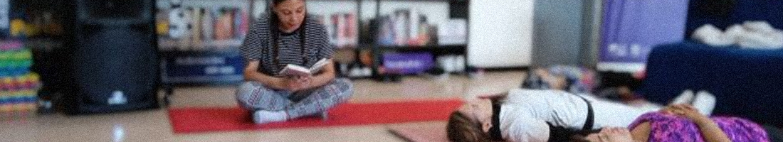 Mujeres en la biblioteca haciendo yoga.