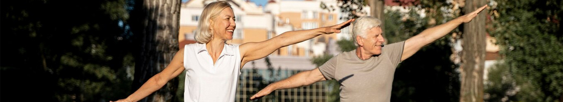 Personas mayores mujer y hombre realizando actividad física al aire libre