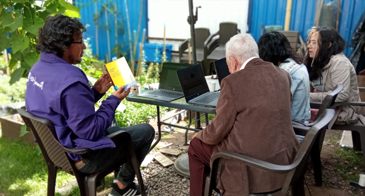Adultos mayores en espacio de taller al aire libre