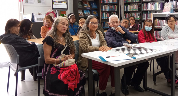 Adultos mayores en espacio de taller en la biblioteca