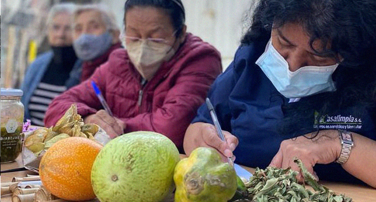 Mujeres escribiendo en el espacio de taller