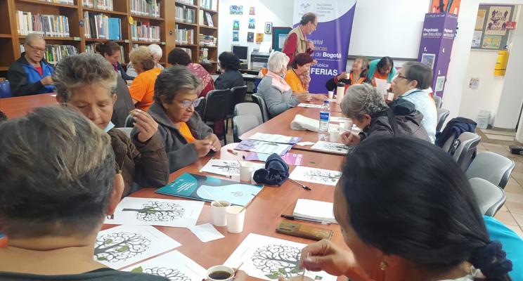 Adultos mayores en espacio de taller en la biblioteca