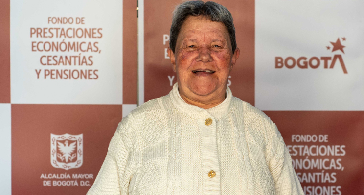 Pensionada del FONCEP sonriendo ante la cámara