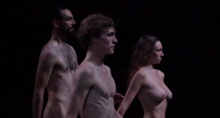 Puesta en escena de 'Tragédie, New Edit' donde se aprecian hombres y mujeres desnudos caminando.
