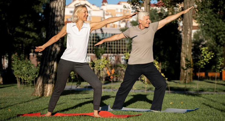 Personas mayores mujer y hombre realizando actividad física al aire libre