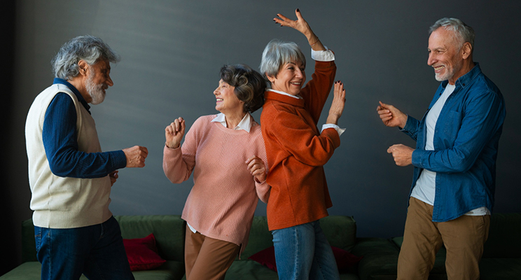 Personas mayores bailando