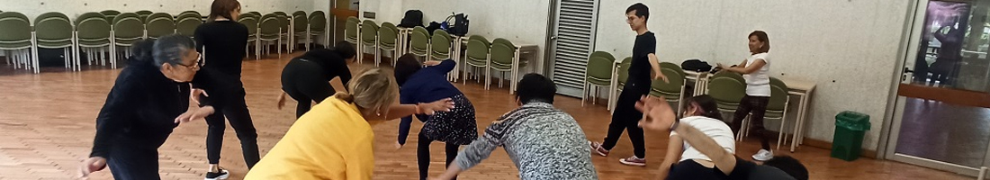 Adultos mayores en taller lúdico de artes escénicas