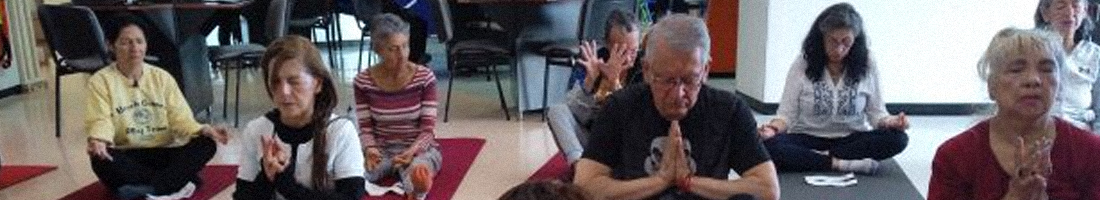 Personas mayores haciendo yoga en la biblioteca