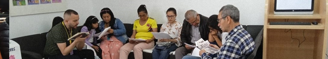 Grupo de personas de diferentes edades leyendo en el espacio de la biblioteca