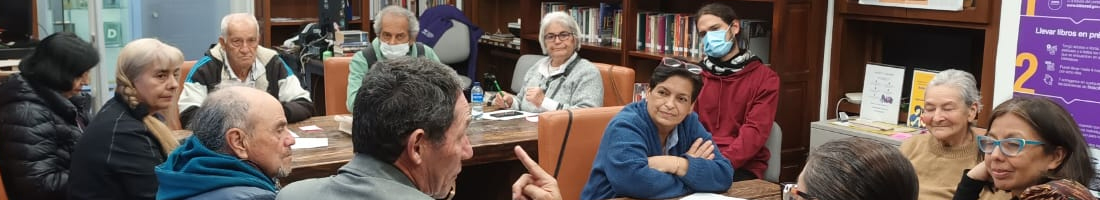 Personas mayores charlando en el espacio de taller en la biblioteca