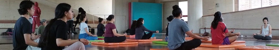 Mujeres en taller de yoga con Dilia Lozano