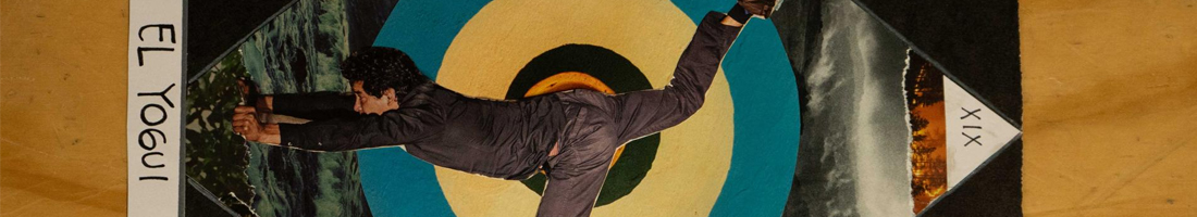 Un hombre haciendo un movimiento de yoga