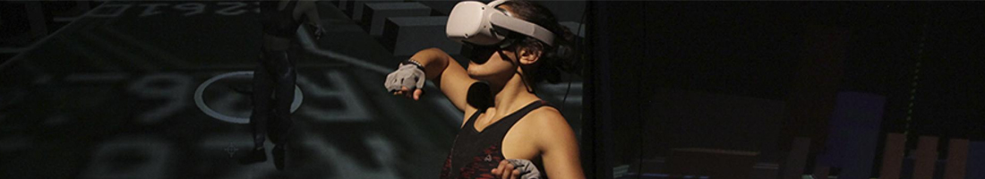 Mujer con casco de realidad virtual interactuando con el entorno