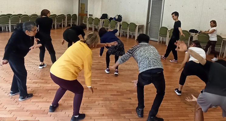 Adultos mayores en taller lúdico de artes escénicas