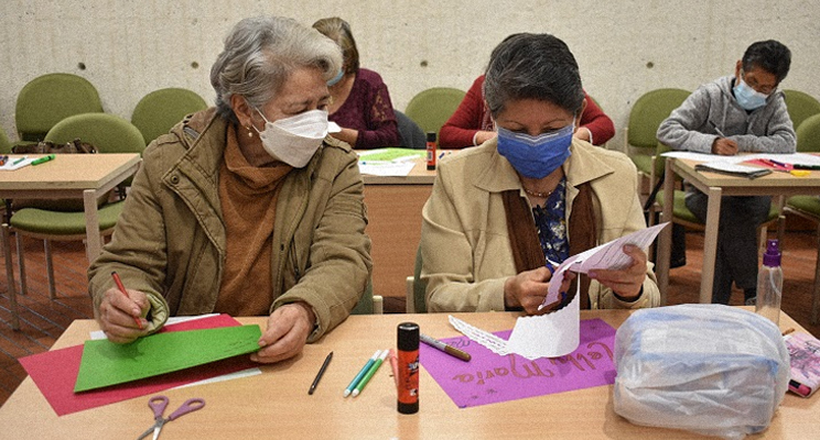 Dos mujeres adultas mayores en el espacio de taller en la biblioteca