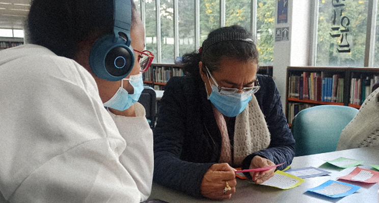 Personas mayores en la biblioteca en espacio de taller